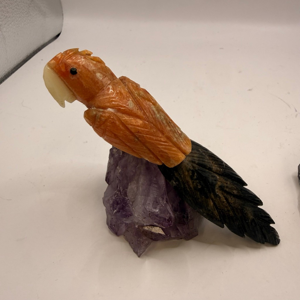 Semi Precious gemstone Bird figure Orange and Green Parrot on Amethyst - Picture 10 of 14